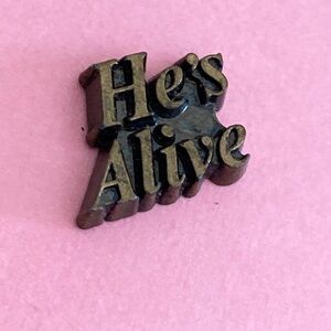 5/$10❤️❤️❤️Vintage Antique Tone He’s Alive Pin
